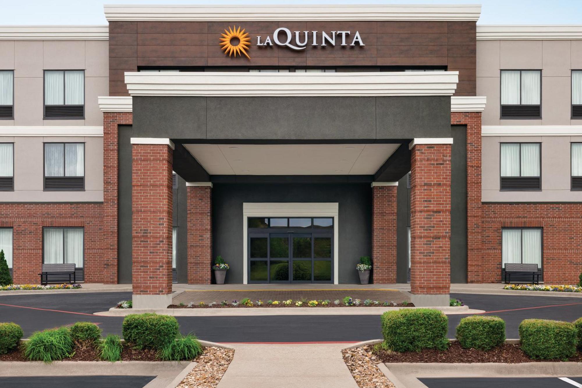 Hotel La Quinta By Wyndham Springfield Airport Plaza Esterno foto