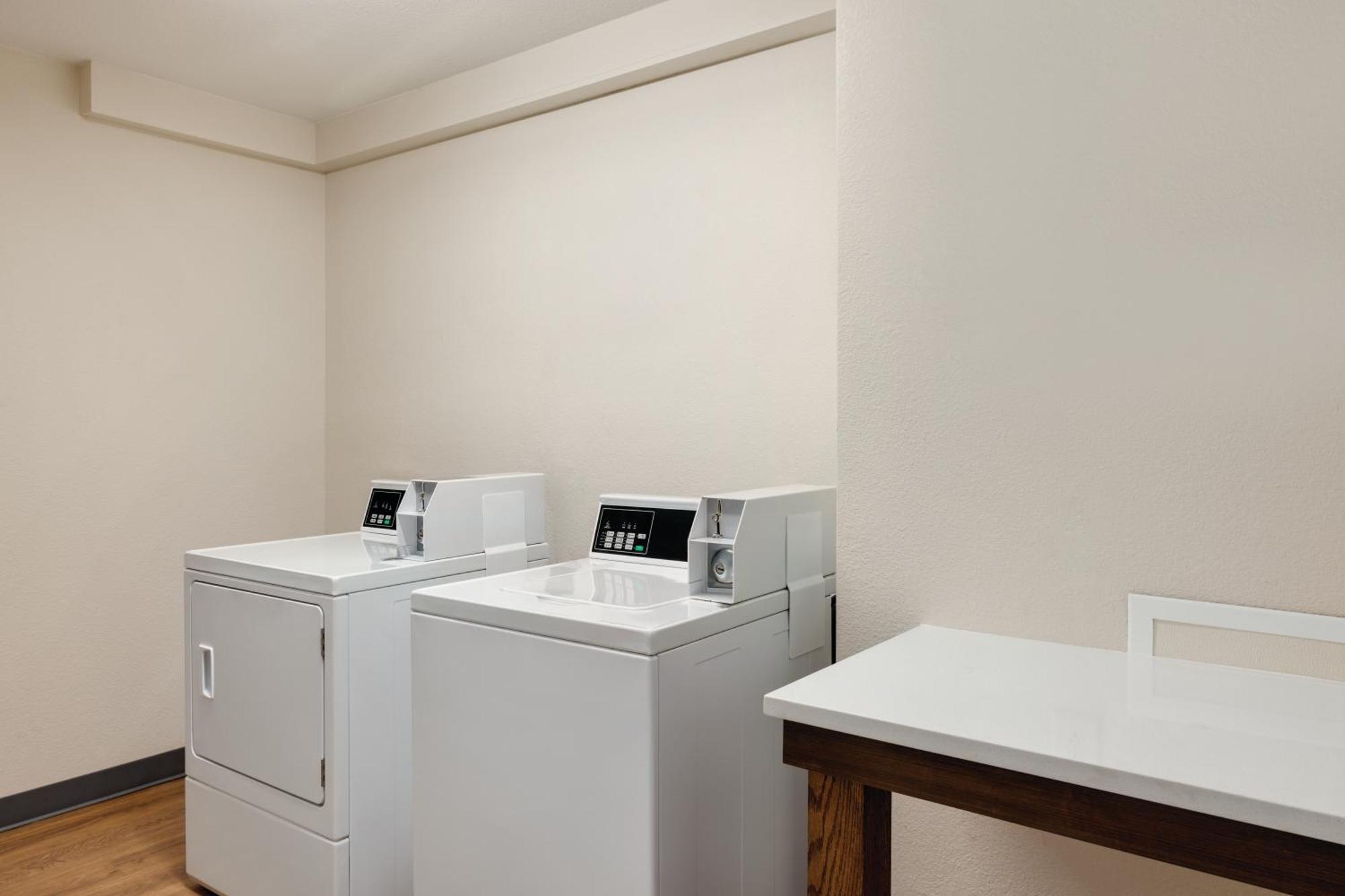 Hotel La Quinta By Wyndham Springfield Airport Plaza Esterno foto