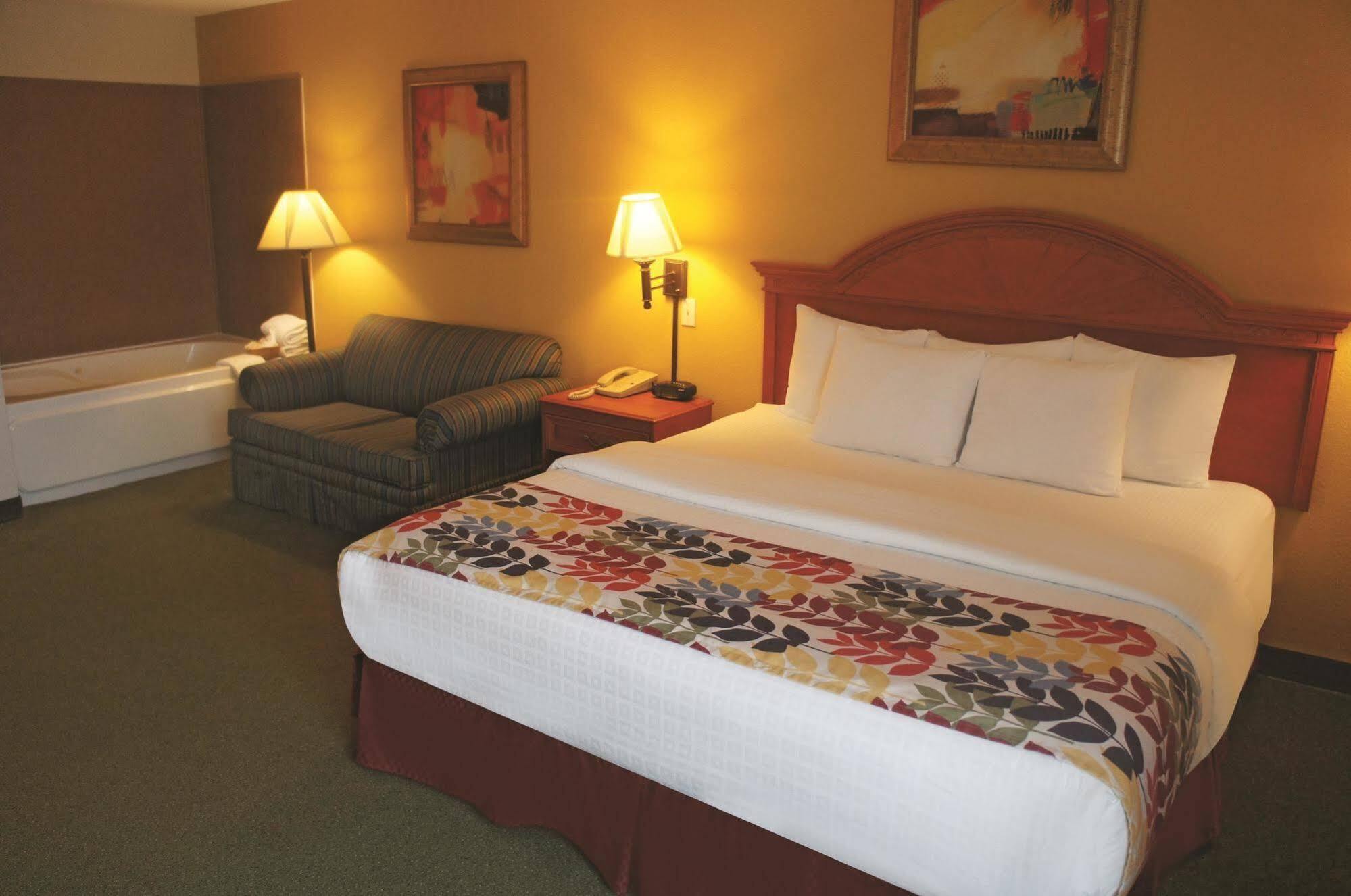 Hotel La Quinta By Wyndham Springfield Airport Plaza Esterno foto