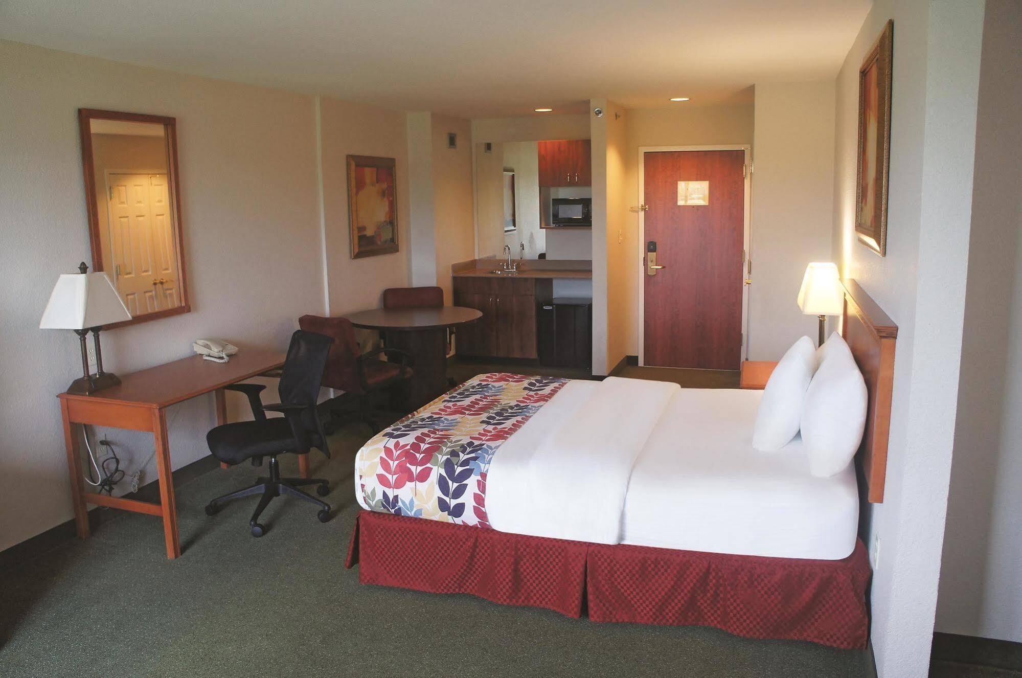 Hotel La Quinta By Wyndham Springfield Airport Plaza Esterno foto